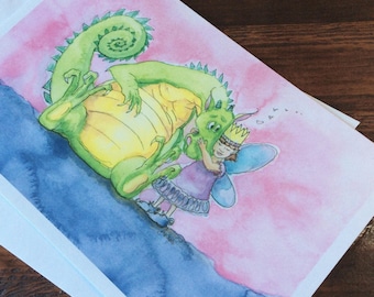 Peut inclure: Illustration à l'aquarelle d'un dragon vert embrassant une fée. Le dragon a un ventre jaune et une longue queue. La fée porte une robe violette, une couronne et des ailes bleues. Le fond est rose et bleu.