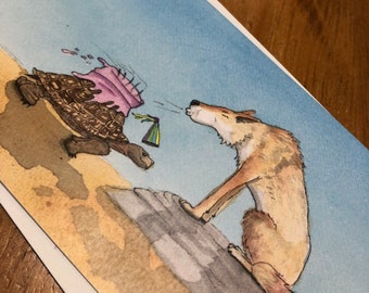 Peut inclure: Illustration à l'aquarelle d'un coyote soufflant sur un gâteau d'anniversaire tenu par une tortue. Le gâteau est rose avec des bougies. Le fond est un ciel bleu clair et un paysage beige.