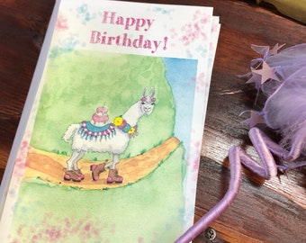 Peut inclure: Une carte d'anniversaire avec une illustration aquarelle d'un lama portant une couronne de fleurs et des patins à roulettes. Le lama porte un petit gâteau sur son dos. La carte porte le texte "Happy Birthday!" sur le devant.