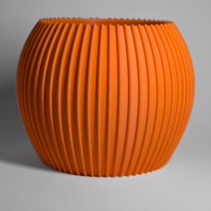 以下が含まれることがあります： 垂直の溝模様が施された、オレンジ色の球形の装飾用花瓶。 花瓶はテクスチャ加工された表面と、わずかに波打った上端を持っています。 鮮やかなオレンジ色とユニークなデザインが、印象的なインテリアアイテムとなっています。