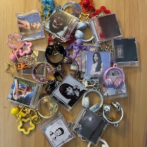 Llavero con forma de estuche de CD: Arte del álbum del artista, regalo para fans de la música, mini estuche para casete