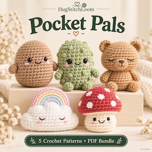 Puede incluir: Cinco juguetes de peluche tejidos a ganchillo etiquetados como Pocket Pals por HugStitchLoom, incluyendo una patata beige, un cactus verde, un oso marrón, una nube arcoíris y una seta roja. El texto 5 Crochet Patterns PDF Bundle está abajo.