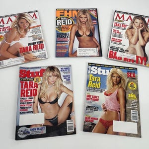 Puede incluir: Una taza de cerámica blanca con un asa negra y el texto "But first, coffee" en un estilo manuscrito. La taza está sobre una superficie blanca. La taza mide 10 cm de alto.