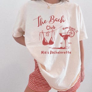 Magliette personalizzate The Bach Club per il weekend tra ragazze, maglietta personalizzata per addio al nubilato in spiaggia, maglietta da campeggio per addio al nubilato in bikini e martini