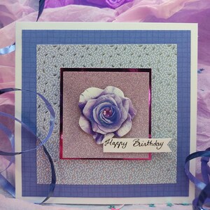 Carte "Happy Birthday" 13x13 cm faite main – Fleur en papier au centre – Tons bleu et violet – Carte d’anniversaire en relief avec enveloppe