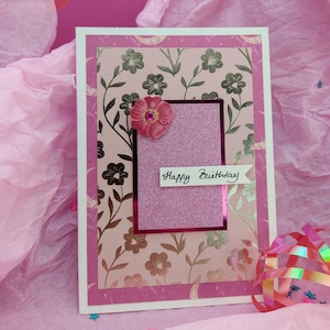 Carte "Happy Birthday" – Format A6 – Carte faite main avec motifs dorés et fleur en relief – Rose pastel et violet doux
