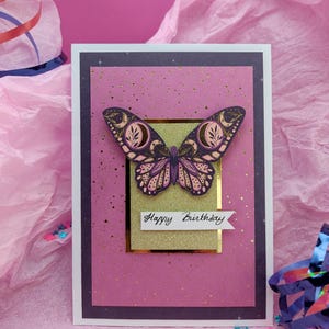 Carte d’anniversaire faite main - Format A6– Design chic bleu rose et or en relief – Carte ornement papillon avec enveloppe – Happy Birthday