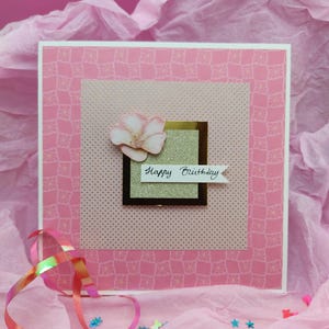 Carte d'anniversaire fleur pastel 15x15 cm – Carte faite main avec reliefs dorés – "Happy Birthday" – Papeterie créative avec enveloppe