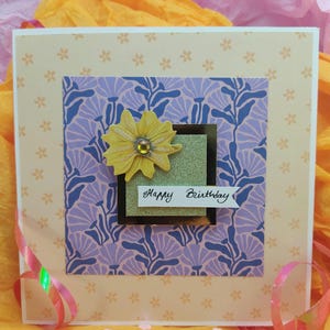 Carte "Happy Birthday"– Fait main – Fleur jaune en relief – Format carré 15x15 cm – Carte artisanale élégante