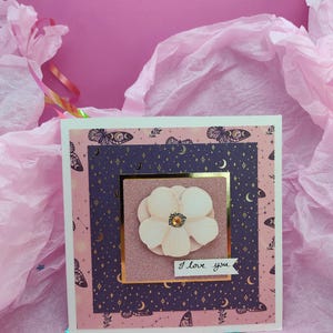 Biglietto "Ti amo" fatto a mano - Formato 13x13 cm - Design chic stampato in rosa celeste, blu notte e oro in rilievo - Biglietto floreale con busta