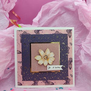 Biglietto "Ti amo" fatto a mano - Formato 13x13 cm - Design chic stampato in rosa celeste, blu notte e oro in rilievo - Biglietto floreale con busta