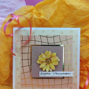 Carte Joyeux Anniversaire – Fait main – Fleur jaune en relief – Format carré 13x13 cm – Carte artisanale élégante