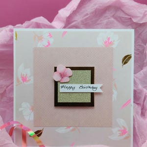 Carte d’anniversaire faite main 15x15 cm – Design chic beige rose et or en relief – Carte florale avec enveloppe – Happy Birthday