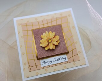 Happy Birthday Karte – Handgefertigt – Geprägte gelbe Blume – Quadratisches Format 13x13 cm – Edle handgemachte Karte