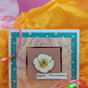 Carte Joyeux Anniversaire – Fait main – Fleur blanche , fond turquoise et rose en relief – Format carré 13x13 cm – Carte artisanale élégante