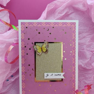 Carte"je t'aime " faite main - Format A6– Design chic rose et or  papillon en relief - fond imprimé céleste– Carte avec enveloppe