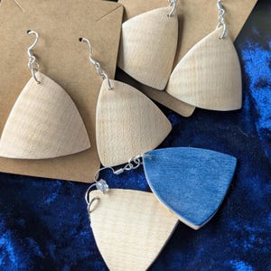 Pendientes de arce flameado, triángulo Reuleaux de chapa azul, hechos a mano.