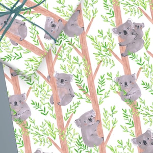 Zestaw dwóch arkuszy papieru do pakowania prezentów Koala & Eucalyptus Urodziny
