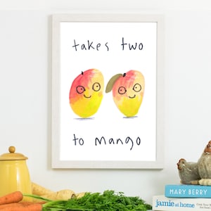 Op de afbeelding: Een wit ingelijst print met een aquarel-illustratie van twee mango's met gezichten. De tekst "takes two to mango" staat onder de mango's.
