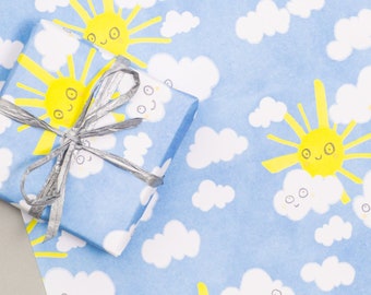 Set di due fogli di carta da regalo Happy Sunshine con sole e nuvole, blu e gialla.