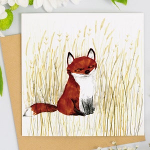 Puede incluir: Una ilustración de acuarela de un zorro rojo sentado en un campo de hierba alta. El zorro tiene un pecho blanco y una cola tupida.