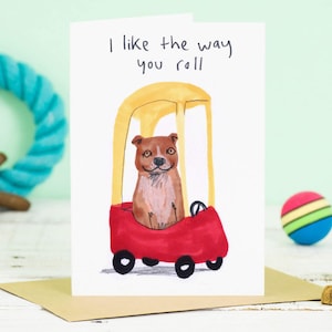 Eu gosto do jeito que você rola, cartão de dia dos namorados de cachorro engraçado fofo, cartão de cumprimentos de carro de condução de cachorro, carro de brinquedo retrô amarelo e vermelho, carro de brinquedo infantil