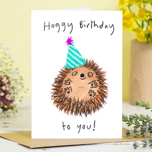 Cartão de feliz aniversário Hedghog, aniversário de Hoggy para você, cartão de felicitações Hedgie, porcos, cartão de vida selvagem no jardim, ilustração fofa, ouriço em um chapéu