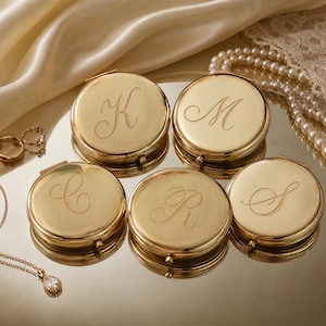 Specchietto compatto dorato, specchietto da trucco tascabile personalizzato con monogramma inciso, regalo per damigella d'onore.