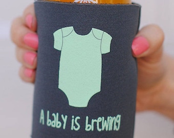 Favores de baby shower / Un bebé está preparando enfriadores de latas personalizados / Favores de fiesta de revelación de género mixto / Favores de cerveza / Enfriadores de latas de baby shower