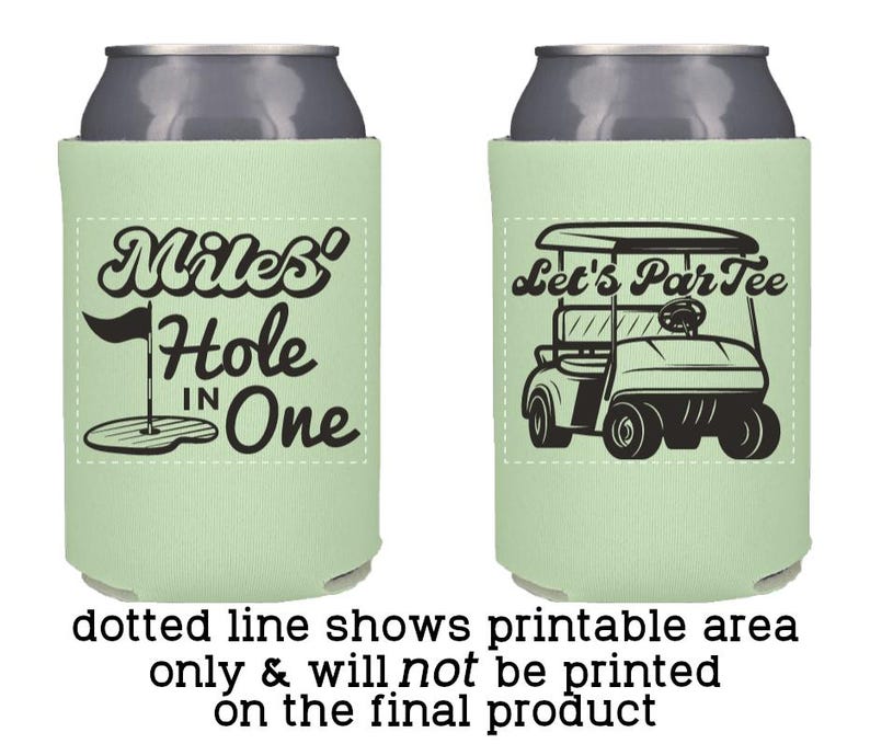 Op de afbeelding: Twee lichtgroene schuimrubberen blikkoelers met zwarte grafische ontwerpen. De linker koeler toont een golfvlag en de tekst Miles' Hole In One. De rechter koeler toont een golfkarretje en de tekst Let's ParTee. Beide hebben een witte stippellijn.