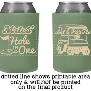 Op de afbeelding: Een saliegroene schuimrubberen blikjeskoeler met een beige grafische print. De linkerkant toont een golfvlag en de tekst Miles' Hole in One. De rechterkant toont een illustratie van een golfkarretje met de tekst Let's ParTee. Het ontwerp is omgeven door een rechthoekige stippellijn.