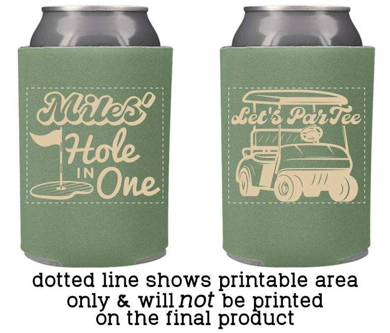 Op de afbeelding: Een saliegroene schuimrubberen blikjeskoeler met een beige grafische print. De linkerkant toont een golfvlag en de tekst Miles' Hole in One. De rechterkant toont een illustratie van een golfkarretje met de tekst Let's ParTee. Het ontwerp is omgeven door een rechthoekige stippellijn.