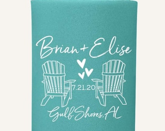 Op de afbeelding: Een turquoise schuimrubberen blikjeskoeler met witte opdruk van twee Adirondack-stoelen, drie kleine hartjes en de tekst Brian + Elise, 7.21.20, en Gulf Shores, AL. De koeler zit om een zilverkleurig metalen drankblikje heen.