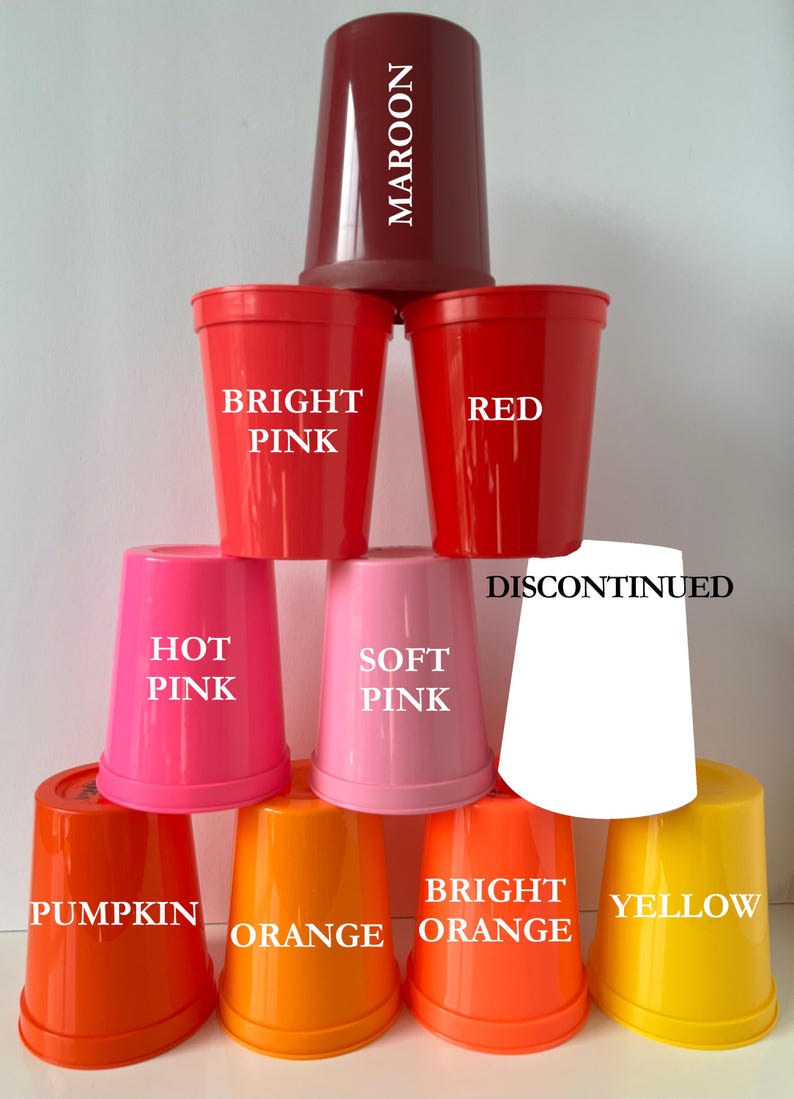 Op de afbeelding: Een piramidevormige opstelling van negen plastic bekers in verschillende kleuren. De bekers zijn voorzien van de tekst: Maroon, Bright Pink, Red, Hot Pink, Soft Pink, Discontinued, Pumpkin, Orange, Bright Orange en Yellow. Elke beker is glad.