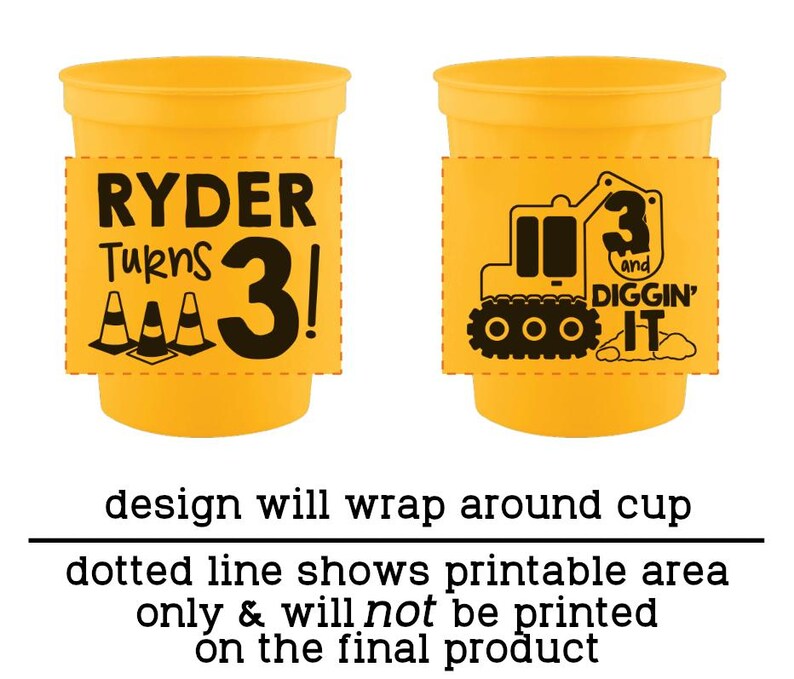 Op de afbeelding: Twee gele plastic bekers met zwarte grafische ontwerpen. E&eacute;n beker toont de tekst RYDER Turns 3! met verkeerskegels. De andere beker toont een graafmachine met de tekst 3 and DIGGIN' IT. Het ontwerp loopt rondom de beker.