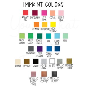 Pu&ograve; includere: Una tabella di colori di stampa per un prodotto. I colori includono rosso papavero, bordeaux, rosa acceso, corallo, rosa chiaro, arancione, giallo burro, verde neon, verde kelly, verde bosco, blu turchese, blu chiaro, menta, carbone, viola scuro, blu cobalto, blu navy, kaki, marrone, nero, grigio stagno, bianco, argento metallizzato, oro metallizzato, rosa antico metallizzato, rame metallizzato e nero metallizzato.
