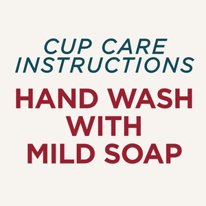 Op de afbeelding: Een vierkante afbeelding met een cr&egrave;mekleurige achtergrond, donkergroenblauwe tekst met de tekst CUP CARE INSTRUCTIONS en vetgedrukte rode tekst eronder met de tekst HAND WASH WITH MILD SOAP. De tekst is gecentreerd en schreefloos.