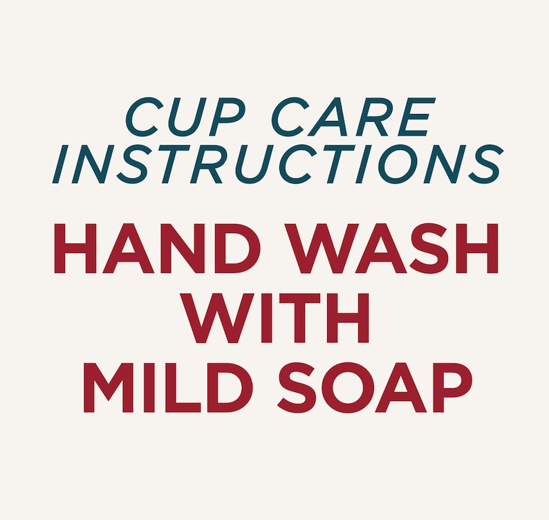 Op de afbeelding: Een vierkante afbeelding met een cr&egrave;mekleurige achtergrond, donkergroenblauwe tekst met de tekst CUP CARE INSTRUCTIONS en vetgedrukte rode tekst eronder met de tekst HAND WASH WITH MILD SOAP. De tekst is gecentreerd en schreefloos.