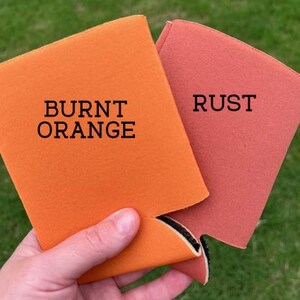 Pu&ograve; includere: Due refrigeratori per lattine in neoprene, uno arancione bruciato e uno color ruggine. Il refrigeratore arancione bruciato ha la scritta "BURNT ORANGE" stampata su di esso. Il refrigeratore color ruggine ha la scritta "RUST" stampata su di esso.