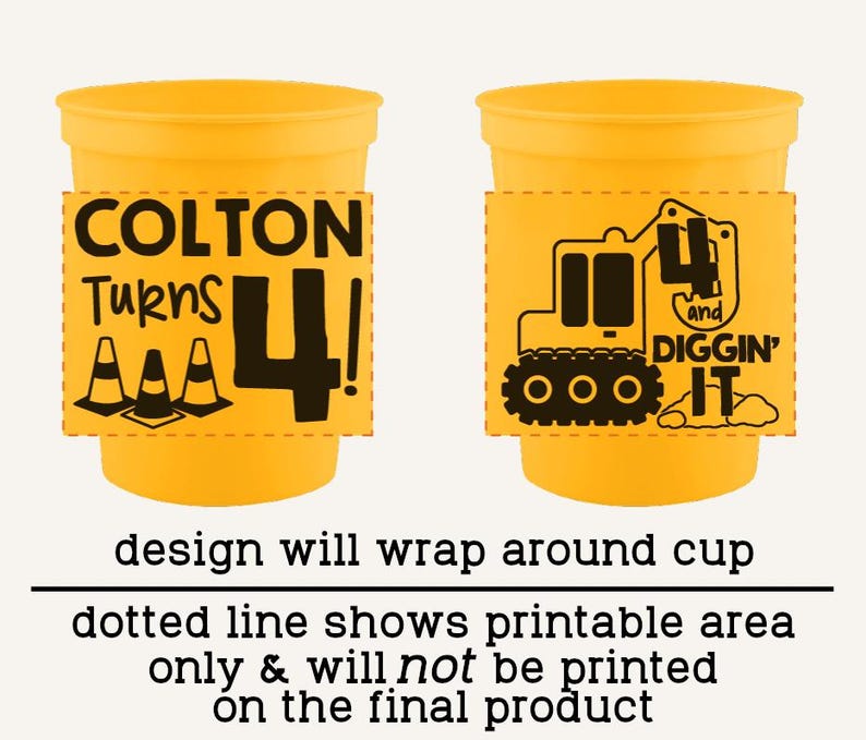 Op de afbeelding: Twee gele plastic bekers met een zwart grafisch ontwerp. E&eacute;n kant toont de tekst COLTON Turns 4! met drie verkeerskegels. De andere kant toont een graafmachine, het cijfer 4 en de tekst and DIGGIN' IT. Het ontwerp loopt rondom de beker.