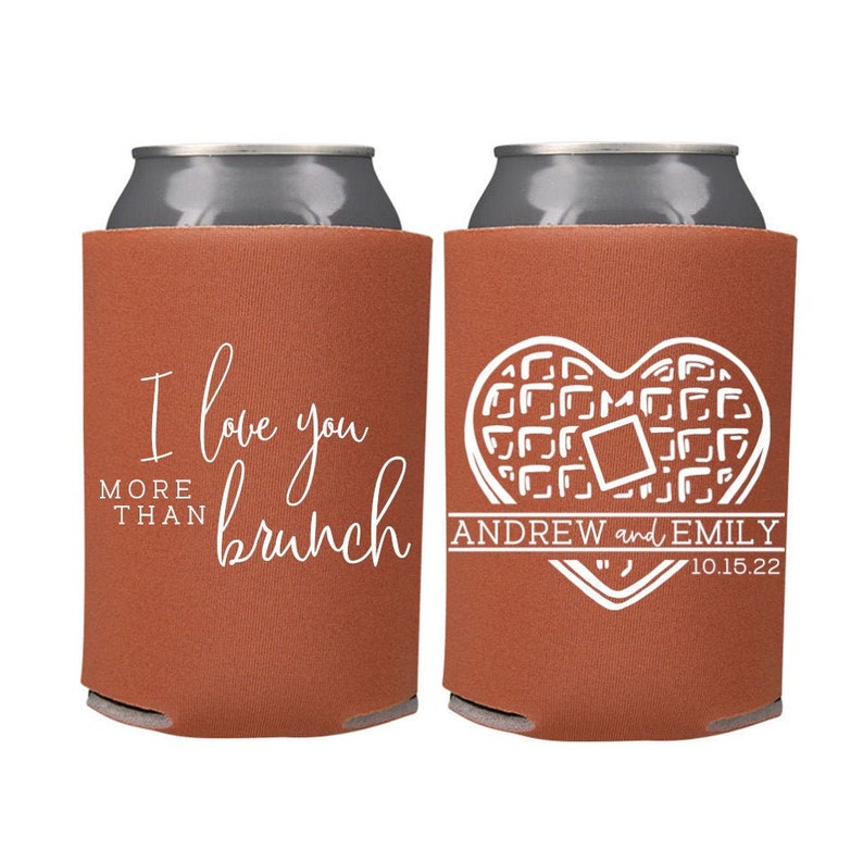 Pu&ograve; includere: Due refrigeratori per lattine marroni con testo bianco. Un refrigeratore dice "Ti amo pi&ugrave; del brunch". L'altro refrigeratore ha un design a forma di cuore di waffle e dice "Andrew ed Emily 10.15.22".
