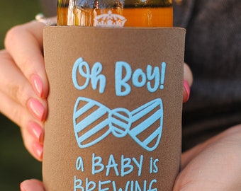 Recuerdos para baby shower: enfriadores de latas personalizados "Oh Boy A Baby Is Brewing", regalos para fiestas mixtas de revelación de género, portavasos, aislantes para cerveza