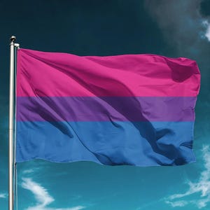 Puede incluir: Una bandera con tres franjas horizontales: magenta en la parte superior, morado en el medio y azul en la parte inferior. La bandera ondea al viento contra un cielo azul con nubes. Está sujeta a un mástil plateado.