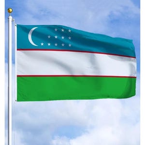 Może przedstawiać: Flaga Uzbekistanu, symbol narodowy, powiewa na tle częściowo zachmurzonego nieba. Posiada turkusowy pas na górze, biały pas pośrodku i zielony pas na dole, oddzielone cienkimi czerwonymi liniami.