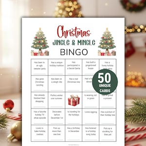 Könnte beinhalten: Eine Weihnachts-Bingo-Spielkarte mit dem Text "Christmas Jingle & Mingle Bingo". Die Karte hat ein festliches Design mit Weihnachtsbäumen, Geschenkboxen und einem grünen Kreis mit dem Text "50 UNIQUE CARDS."