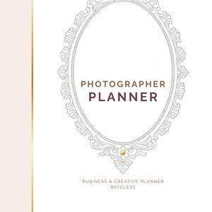 Könnte beinhalten: Ein weiß-goldener Fotografenplaner mit einem verzierten ovalen Rahmendesign. Der Text "PHOTOGRAPHER PLANNER" ist innerhalb des Rahmens zentriert. Unter dem Rahmen steht "BUSINESS & CREATIVE PLANNER DATELSS".