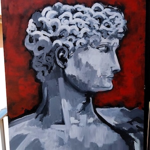Puede incluir: Pintura en escala de grises de un busto clásico sobre un fondo rojo. La obra de arte representa una vista de perfil de una cabeza esculpida con cabello rizado y una expresión serena. La pintura está firmada en la esquina inferior izquierda.