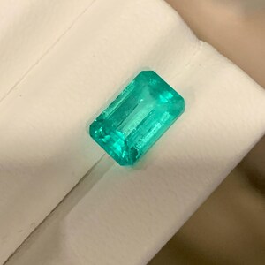 Esmeralda natural de Colombia con doble certificación AIG y CGL / 2,13 quilates / Certificada por el Laboratorio Gemológico Americano y el Laboratorio Gemológico Chantaburi.