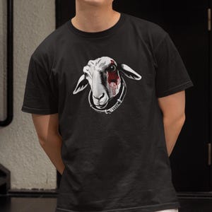 不気味でキュートな羊のグラフィックTシャツ | エイリアン・アース、T.オセラス、ユニセックスTシャツ、おもしろギフト