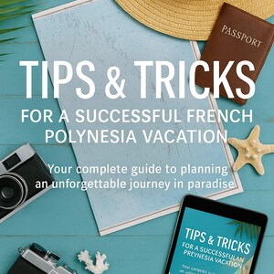 Peut inclure: Image sur le thème du voyage avec un chapeau de paille, un passeport, une carte, un appareil photo, une étoile de mer et une tablette. La tablette affiche "TIPS & TRICKS FOR A SUCCESSFUL PREYNESIA VACATION". Le texte "TIPS & TRICKS FOR A SUCCESSFUL FRENCH POLYNESIA VACATION" est également visible.